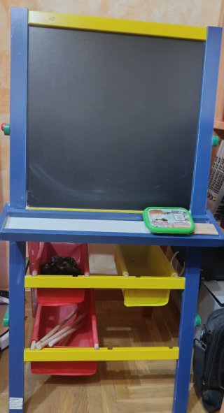 Pizarra infantil con rollo de papel