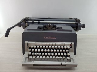 MÁQUINA DE ESCRIBIR OLIVETTI