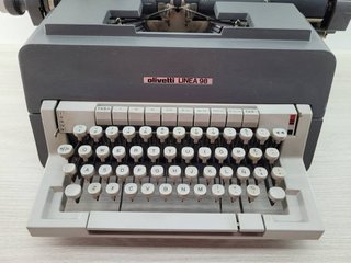 MÁQUINA DE ESCRIBIR OLIVETTI