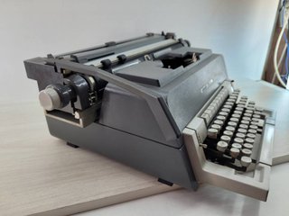 MÁQUINA DE ESCRIBIR OLIVETTI