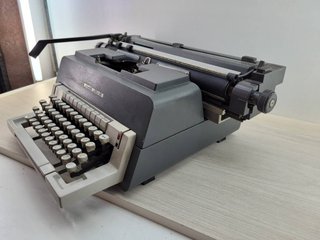 MÁQUINA DE ESCRIBIR OLIVETTI