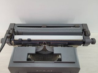 MÁQUINA DE ESCRIBIR OLIVETTI