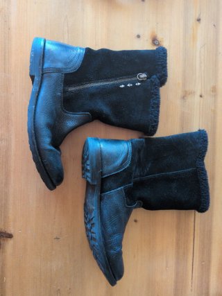 Botas negras con cremallera y pelo