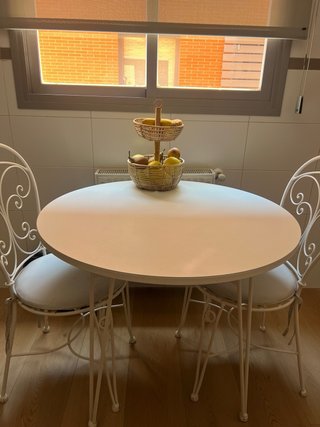 Mesa redonda de hierro blanca