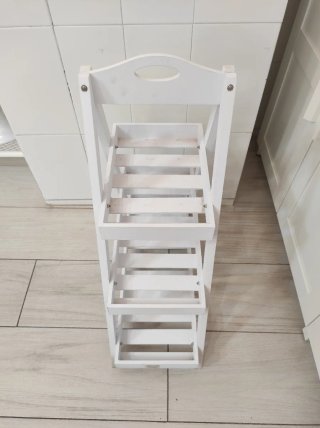 Estantería de madera blanca para plantas