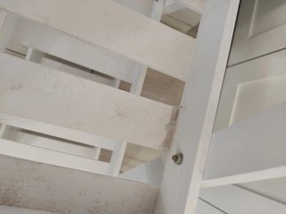 Estantería de madera blanca para plantas