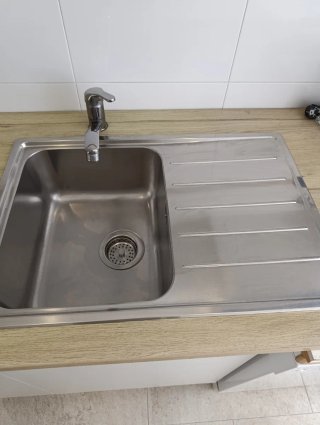 Cocina amueblada con electrodomésticos.