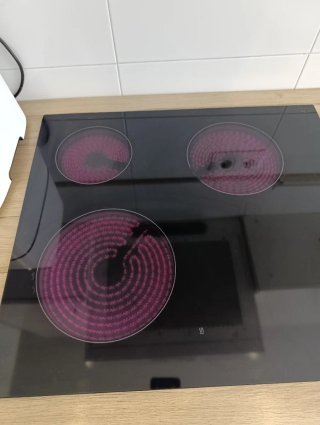 Cocina amueblada con electrodomésticos.