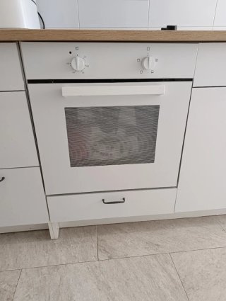 Cocina amueblada con electrodomésticos.