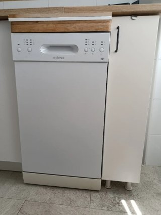 Cocina amueblada con electrodomésticos.
