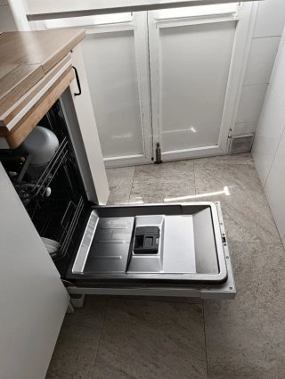 Cocina amueblada con electrodomésticos.