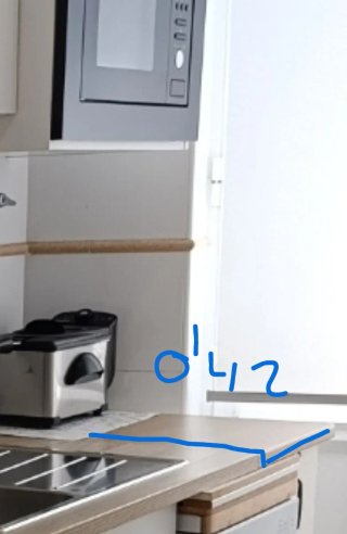 Cocina amueblada con electrodomésticos.