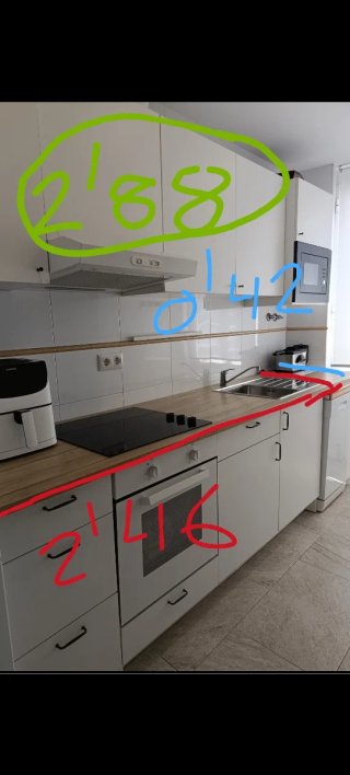Cocina amueblada con electrodomésticos.