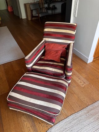 Sillón y reposapiés a rayas