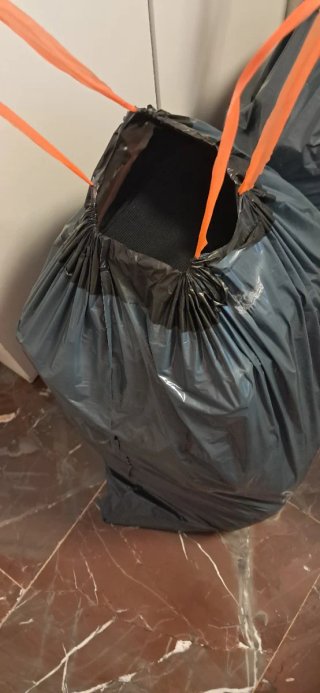 Bolsas de basura negras con asas naranjas