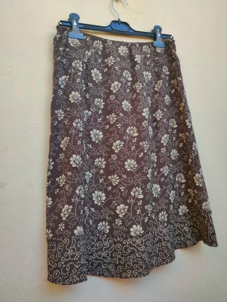 Falda estampada flores viscosa.