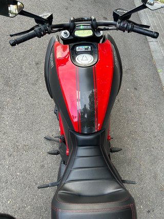 Ducati Diavel Negra/Roja CARBON