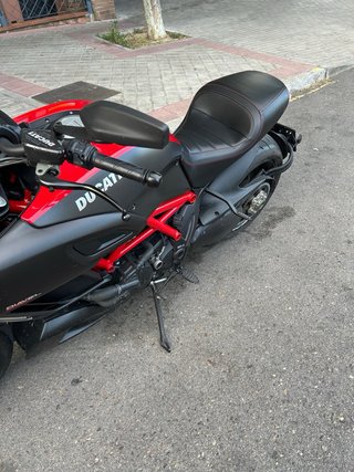 Ducati Diavel Negra/Roja CARBON
