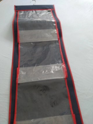 Organizador colgante para bolsos y accesorios.