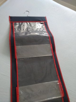 Organizador colgante para bolsos y accesorios.