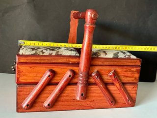 Costurero vintage de madera con accesorios