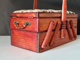 Costurero vintage de madera con accesorios