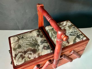 Costurero vintage de madera con accesorios