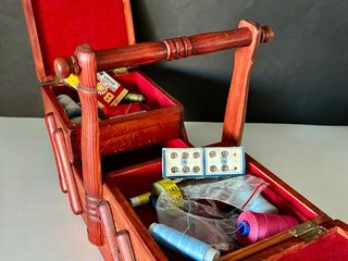 Costurero vintage de madera con accesorios