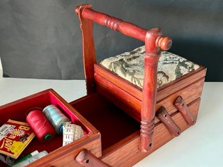 Costurero vintage de madera con accesorios