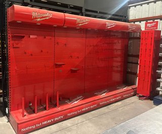 Mueble expositor Milwaukee con ganchos
