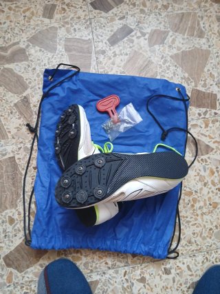 Zapatillas de clavos blancas y verdes