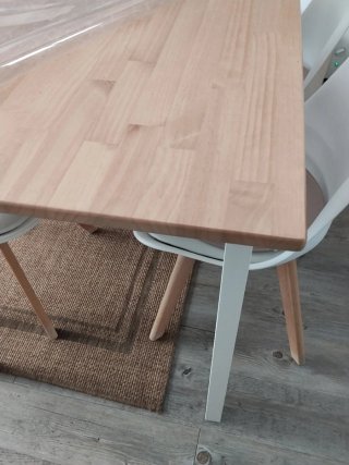 Mesa de comedor de madera