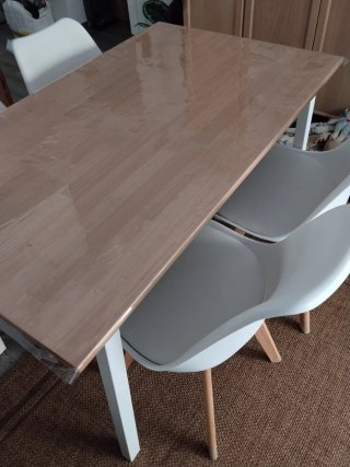 Mesa de comedor de madera