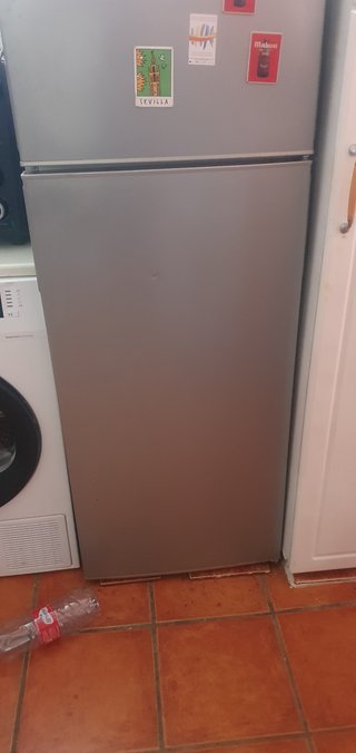 Frigorífico plateado 2 puertas 144cm
