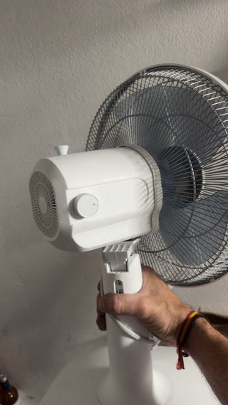 Ventilador blanco de mesa