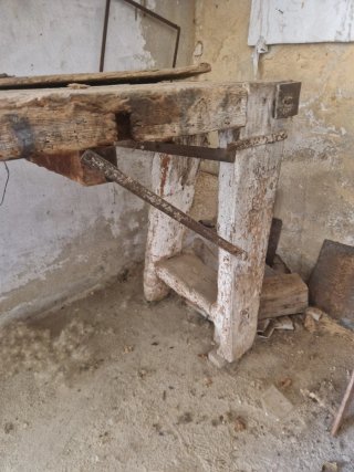 Banco de trabajo antiguo para restaurar