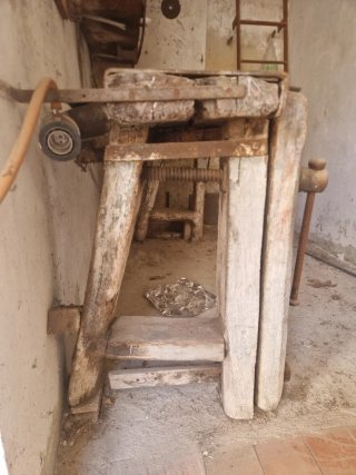 Banco de trabajo antiguo para restaurar