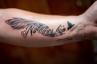 Tatuaje N#64 No llores hijo pluma y ave
