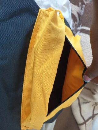 Mochila negra y amarilla