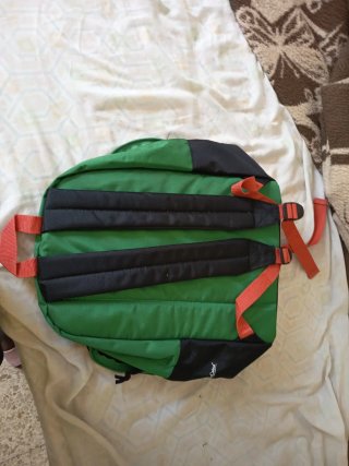 Mochila negra y amarilla