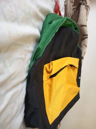 Mochila negra y amarilla