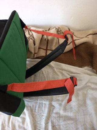 Mochila negra y amarilla