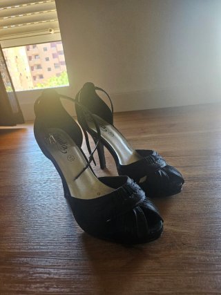 Zapatos de tacón negros elegantes