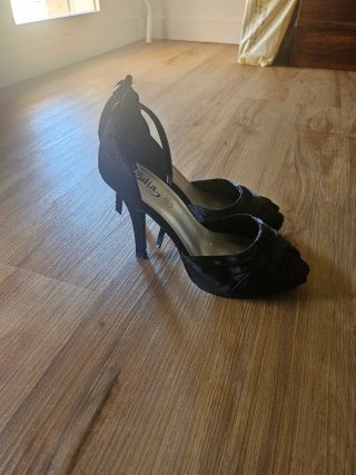 Zapatos de tacón negros elegantes