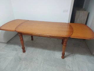 Mesa de comedor de madera