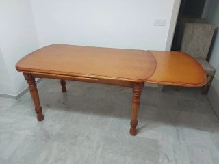 Mesa de comedor de madera