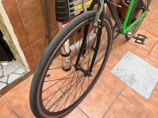 Bicicleta de carretera negra y verde