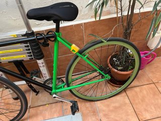 Bicicleta de carretera negra y verde