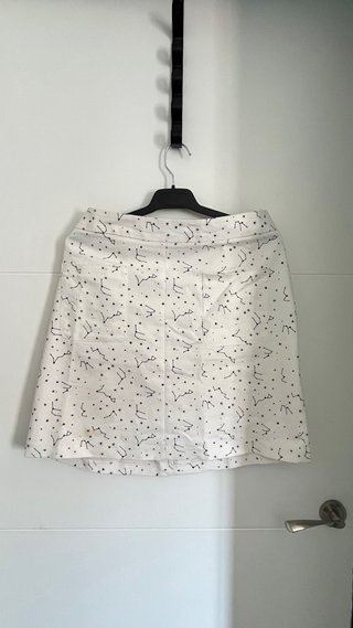 Falda blanca con estampado de constelaciones