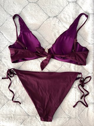 Bikini morado con detalle dorado